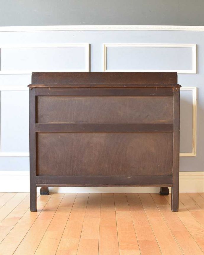 アンティークのチェスト　アンティーク家具　英国スタイルのインテリアに、オーク材のアンティーク3段チェスト。後ろ姿にも自信アリ！アンティークは新品ではないので、経年変化によるキズはありますが、専門の職人がキレイにお直しをしたので後ろ姿にも自信があります。(k-1828-f)