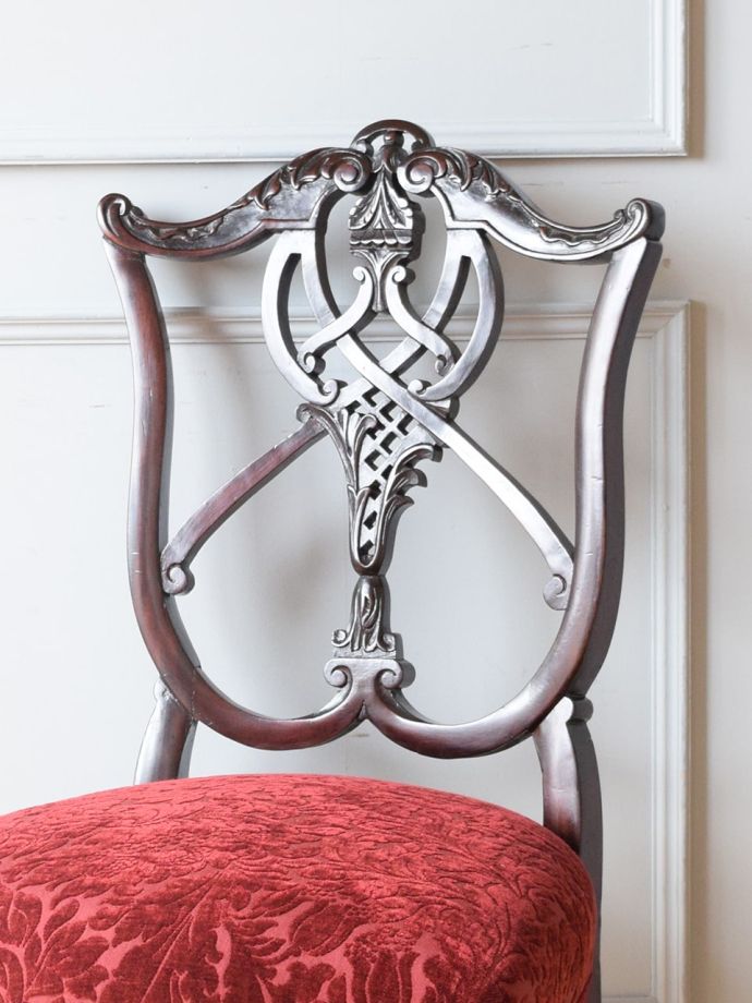 背もたれが美しいアンティークの椅子