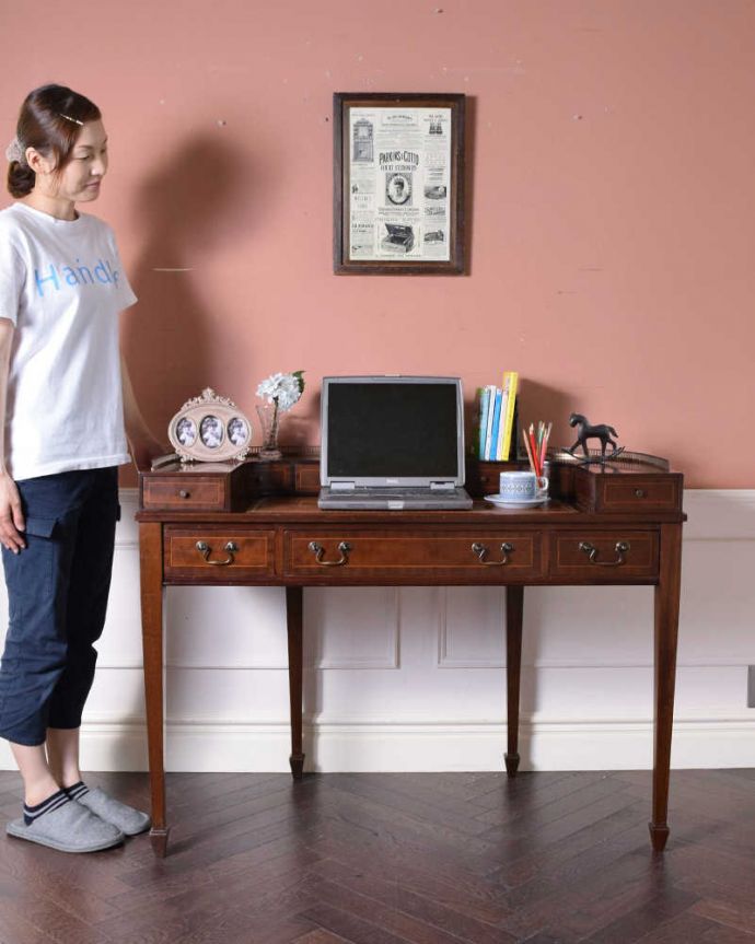 アンティークのデスク・書斎机　アンティーク家具　マホガニー材の女性らしい曲線のデスク（勉強机）、象嵌が美しいアンティーク英国家具。凛とした雰囲気が漂う大人のデスク象嵌が美しい高級なデスクは、スッキリとした直線的なデザインが特徴。(k-1829-f)