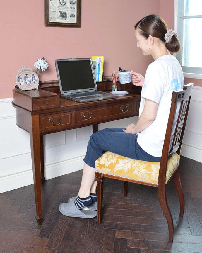 アンティークのデスク・書斎机　アンティーク家具　マホガニー材の女性らしい曲線のデスク（勉強机）、象嵌が美しいアンティーク英国家具。自分だけの時間をもっと優雅に･･･ここに座るだけで、なんだか自分だけの時間が持てた気持ちになれる場所。(k-1829-f)