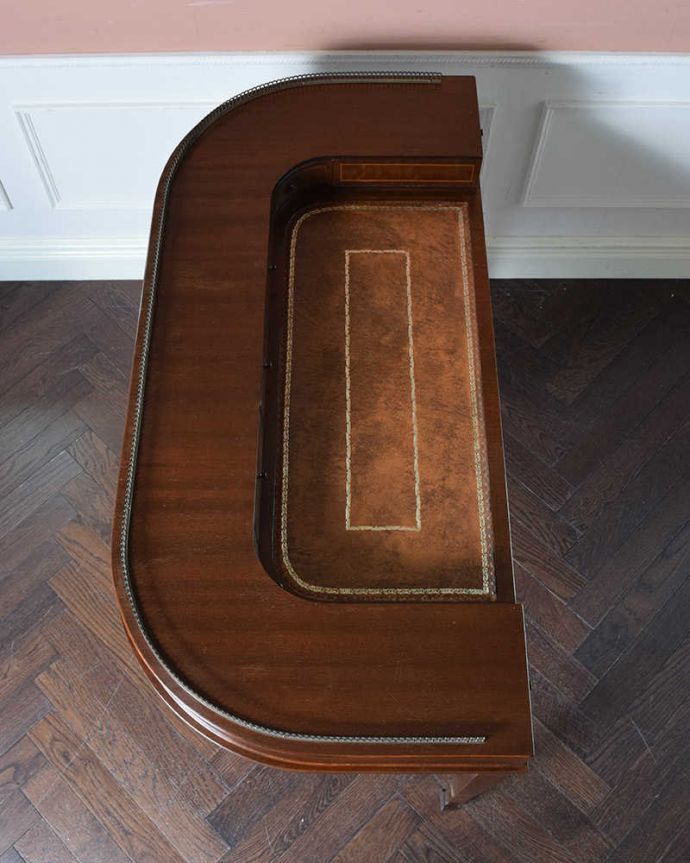 アンティークのデスク・書斎机　アンティーク家具　マホガニー材の女性らしい曲線のデスク（勉強机）、象嵌が美しいアンティーク英国家具。高級感が漂う、革貼りの広い天板やっぱりデスクは天板が重要。(k-1829-f)