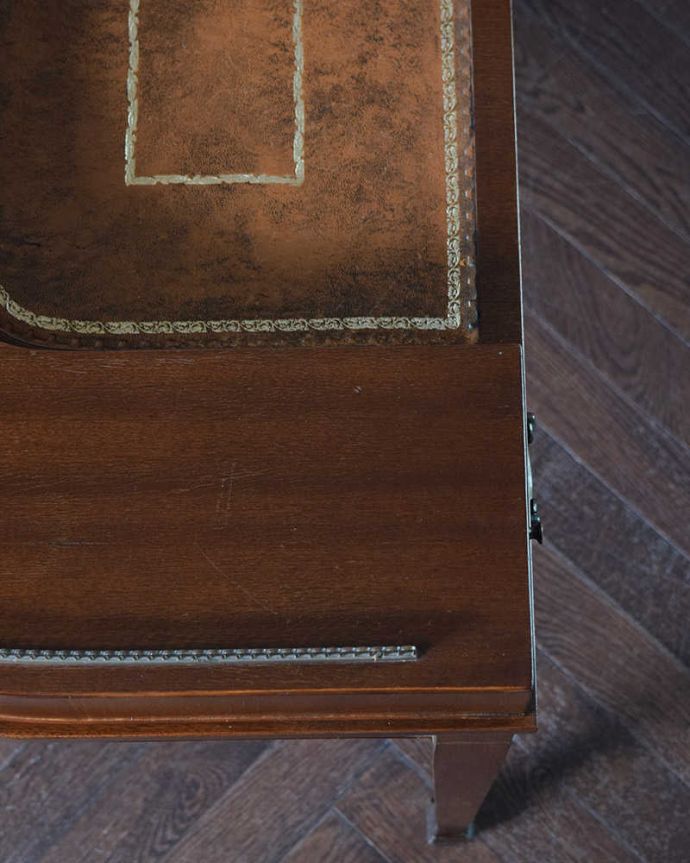 アンティークのデスク・書斎机　アンティーク家具　マホガニー材の女性らしい曲線のデスク（勉強机）、象嵌が美しいアンティーク英国家具。天板を近くから見ると･･･デスクは天板を使う家具なので、しっかり修復してあります。(k-1829-f)