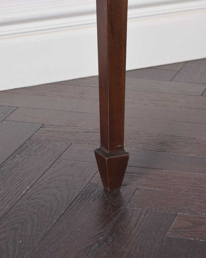 アンティークのデスク・書斎机　アンティーク家具　マホガニー材の女性らしい曲線のデスク（勉強机）、象嵌が美しいアンティーク英国家具。女性1人でラクラク運べちゃう仕掛けHandleのアンティークは、脚の裏にフェルトキーパーをお付けしています。(k-1829-f)