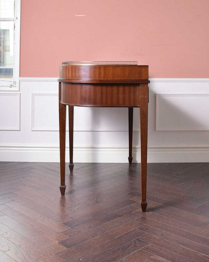 アンティークのデスク・書斎机　アンティーク家具　マホガニー材の女性らしい曲線のデスク（勉強机）、象嵌が美しいアンティーク英国家具。横顔も美しく！こんな風に見えます360度どの角度から見ても美しいプレジデントデスク。(k-1829-f)