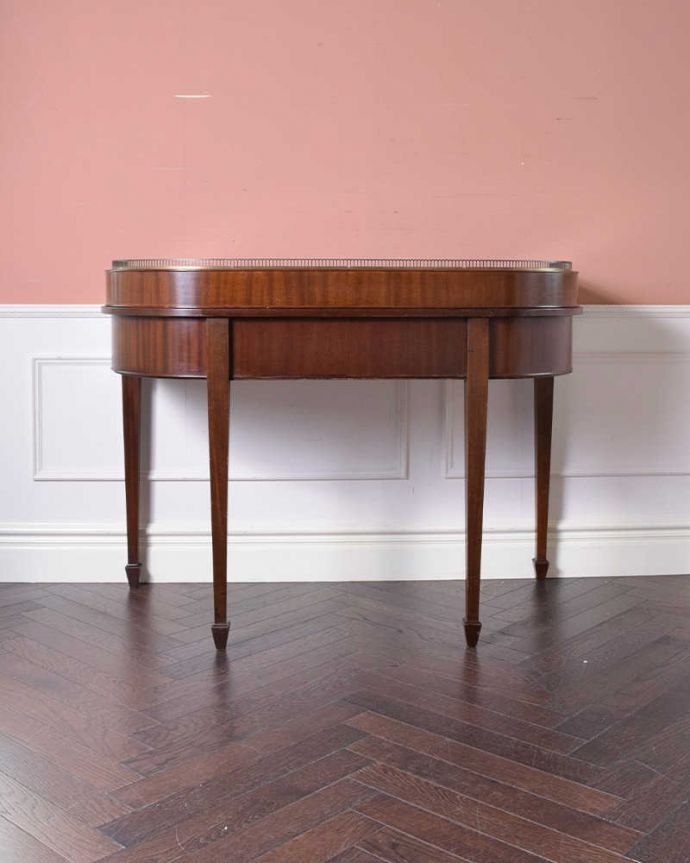 アンティークのデスク・書斎机　アンティーク家具　マホガニー材の女性らしい曲線のデスク（勉強机）、象嵌が美しいアンティーク英国家具。後ろ姿もキレイなんです。(k-1829-f)