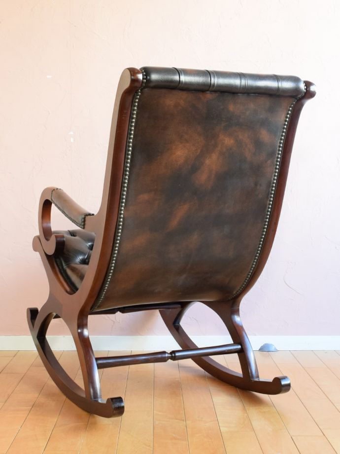 アンティークのパーソナルチェアの後ろ姿