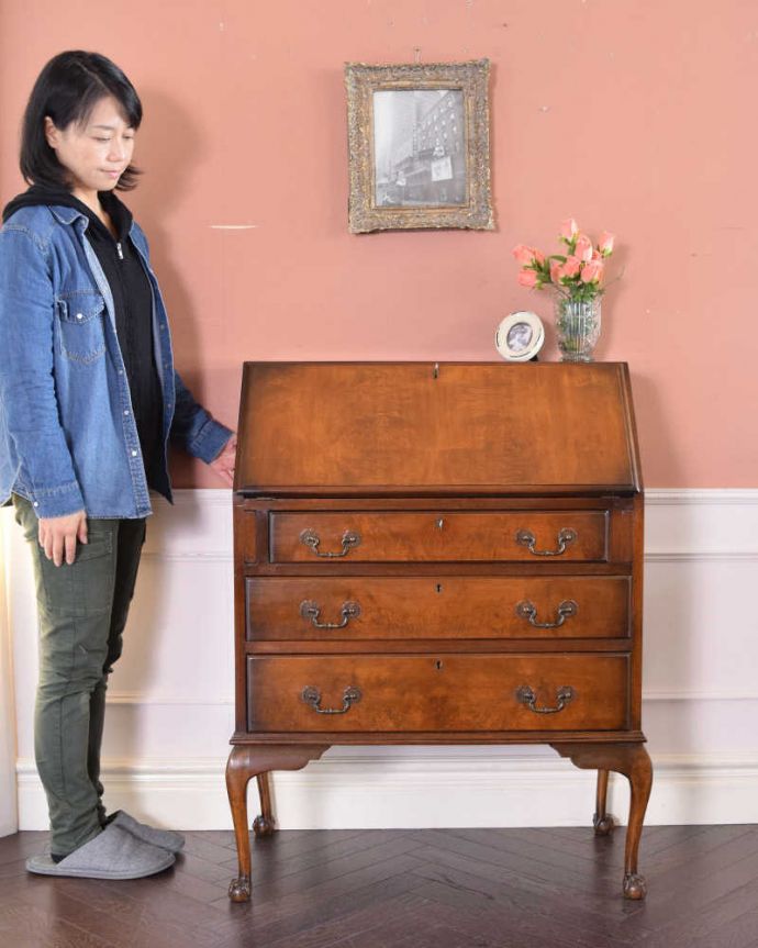 ビューロー アンティーク家具 デスクと収納を兼ねた便利なアンティーク家具、ウォルナット材の木目が美しいビューロー。チェストにデスクをプラスした便利な家具扉を開くとあっという間にデスクに早変わりしちゃうビューロー。(k-1830-f)