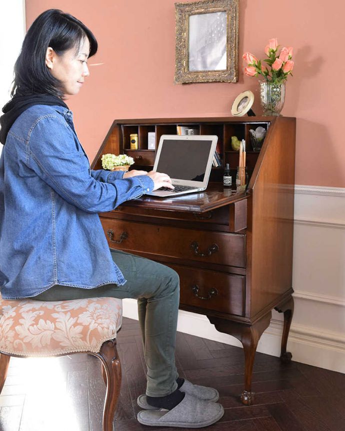 ビューロー アンティーク家具 デスクと収納を兼ねた便利なアンティーク家具、ウォルナット材の木目が美しいビューロー。あっという間に自分だけのデスクビューロー部分の扉を前に開くとデスクになっちゃう便利さ。(k-1830-f)