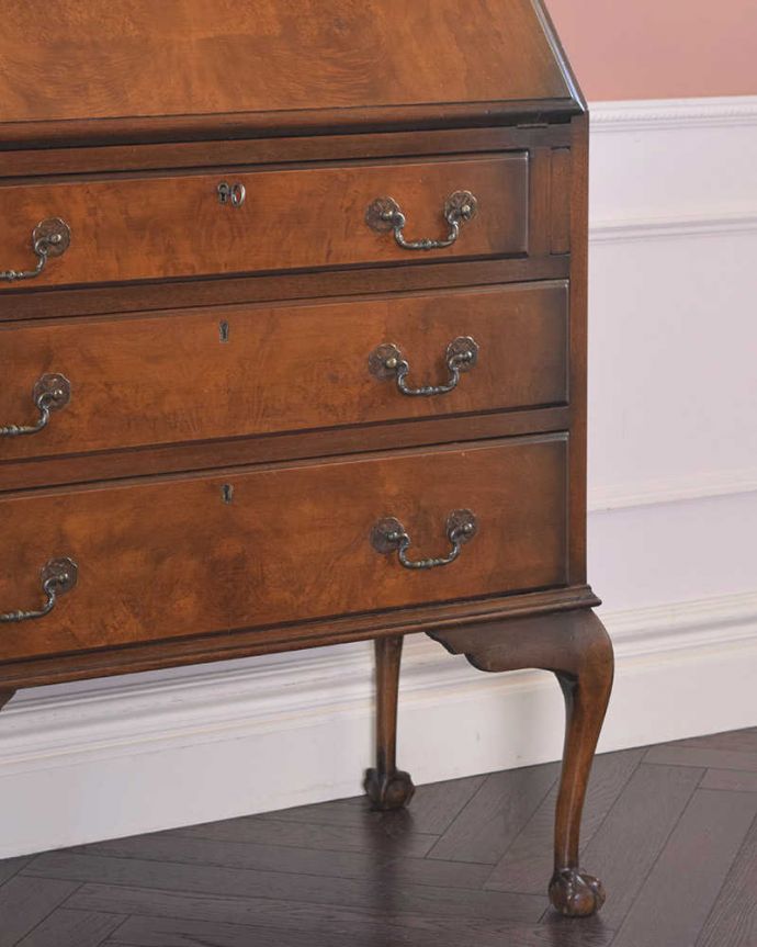 ビューロー アンティーク家具 デスクと収納を兼ねた便利なアンティーク家具、ウォルナット材の木目が美しいビューロー。アンティークだから手に入る木目の美しさ高級な木材を使って造られた家具らしく、装飾がなくても気品漂う美しさ。(k-1830-f)