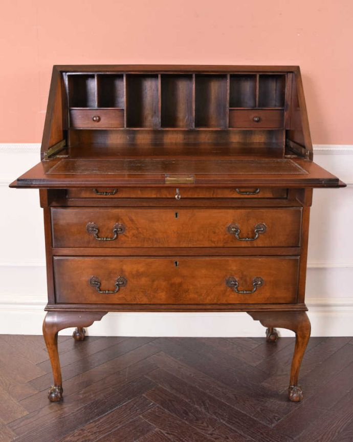 ビューロー アンティーク家具 デスクと収納を兼ねた便利なアンティーク家具、ウォルナット材の木目が美しいビューロー。お片付け上手になっちゃう仕掛けデスク部分の中身も細々としたものを整理整頓しやすいように細かく仕切られているから、とっても便利です。(k-1830-f)