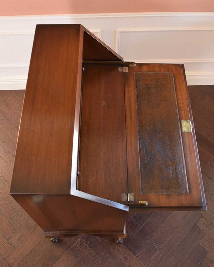 ビューロー アンティーク家具 デスクと収納を兼ねた便利なアンティーク家具、ウォルナット材の木目が美しいビューロー。気になるデスクの天板やっぱりデスクで一番気になるのが天板。(k-1830-f)