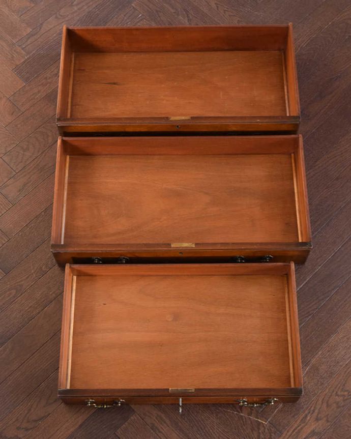 ビューロー アンティーク家具 デスクと収納を兼ねた便利なアンティーク家具、ウォルナット材の木目が美しいビューロー。普段の主役は収納たっぷりのチェストデスクとして使わない時も、たっぷりの引き出し収納が付いたビューローはチェストとしてつかえるんです。(k-1830-f)