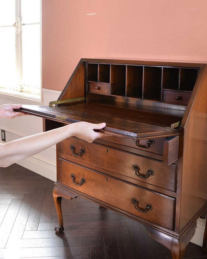 ビューロー アンティーク家具 デスクと収納を兼ねた便利なアンティーク家具、ウォルナット材の木目が美しいビューロー。あっという間に簡単デスクビューロー部分の扉を前に倒すだけで、デスクが登場!もちろん女性でも簡単です。(k-1830-f)