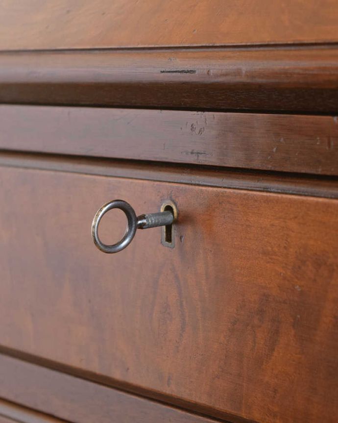 ビューロー アンティーク家具 デスクと収納を兼ねた便利なアンティーク家具、ウォルナット材の木目が美しいビューロー。大切なものも安心です引き出しにカギが付いているので、大切なものも収納することが出来ます。(k-1830-f)