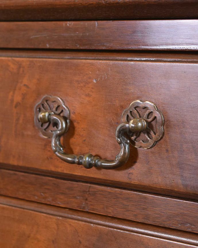 ビューロー アンティーク家具 デスクと収納を兼ねた便利なアンティーク家具、ウォルナット材の木目が美しいビューロー。いろんな場所にアンティークらしさ取っ手もアンティークらしいこだわったデザイン。(k-1830-f)