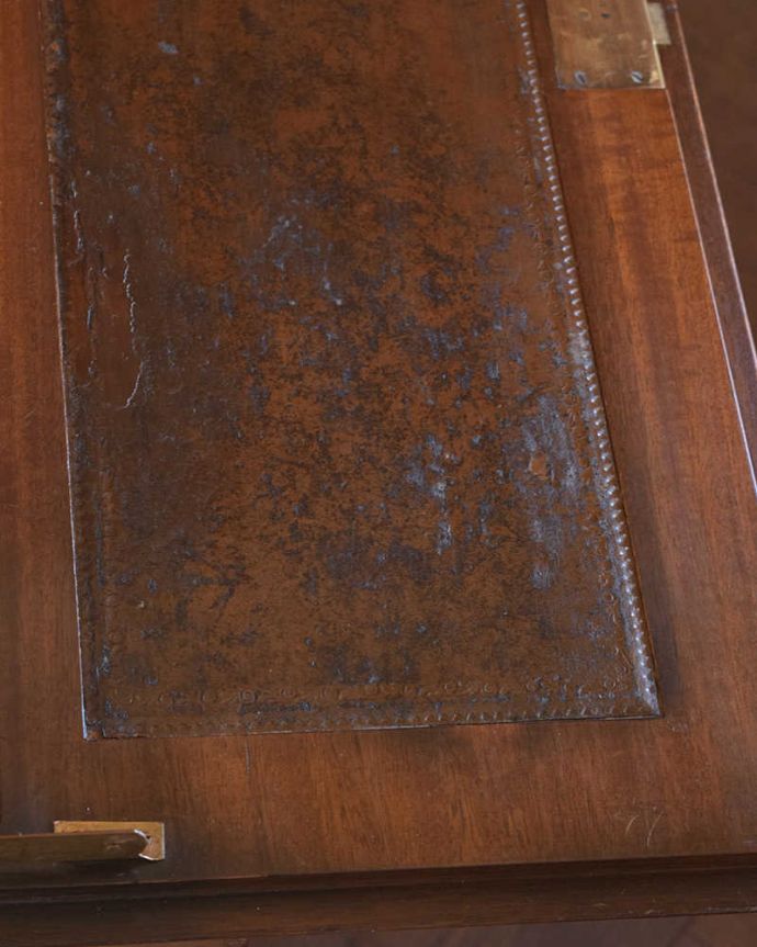 ビューロー アンティーク家具 デスクと収納を兼ねた便利なアンティーク家具、ウォルナット材の木目が美しいビューロー。デスクの天板を見てみると・・・気になる天板部分は高級な革張り。(k-1830-f)