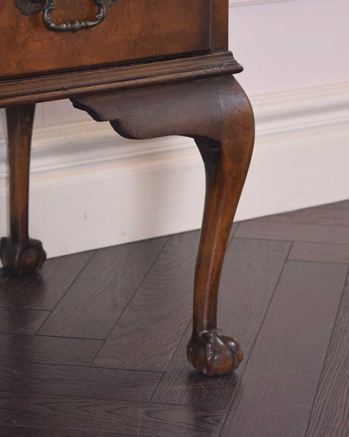 ビューロー アンティーク家具 デスクと収納を兼ねた便利なアンティーク家具、ウォルナット材の木目が美しいビューロー。女性1人でラクラ運べちゃうんですHandleのアンティークは、脚の裏にフェルトキーパーをお付けしています。(k-1830-f)