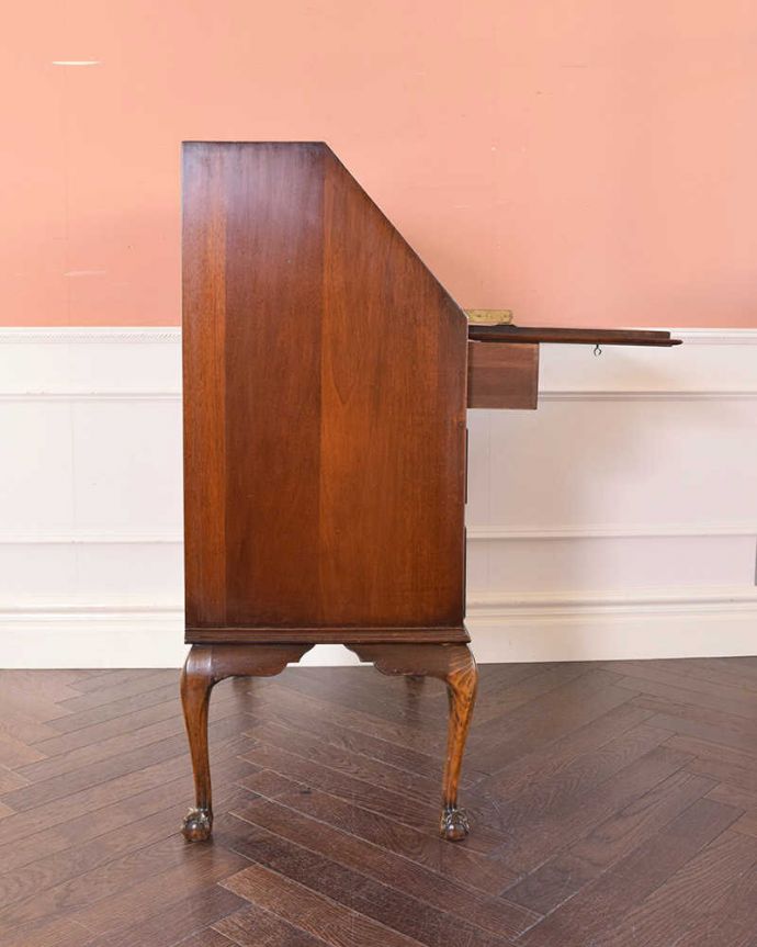 ビューロー アンティーク家具 デスクと収納を兼ねた便利なアンティーク家具、ウォルナット材の木目が美しいビューロー。横から見ても素敵なんですもちろん、横から見られてもいいようにキレイに仕上げてあります。(k-1830-f)