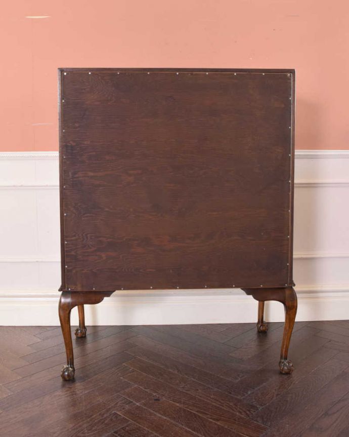 ビューロー アンティーク家具 デスクと収納を兼ねた便利なアンティーク家具、ウォルナット材の木目が美しいビューロー。後ろ姿もキレイですアンティークは新品ではないので、もちろん経年変化によるキズはありますが、見えない所も専門の職人がしっかりお直しをしていますので安心して下さい。(k-1830-f)