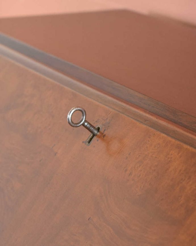 ビューロー アンティーク家具 デスクと収納を兼ねた便利なアンティーク家具、ウォルナット材の木目が美しいビューロー。ビューロー部分もカギで開け閉めデスクになる扉もカギで開け閉め出来るから、クルっと回す度になんだかワクワクしちゃうんです。(k-1830-f)