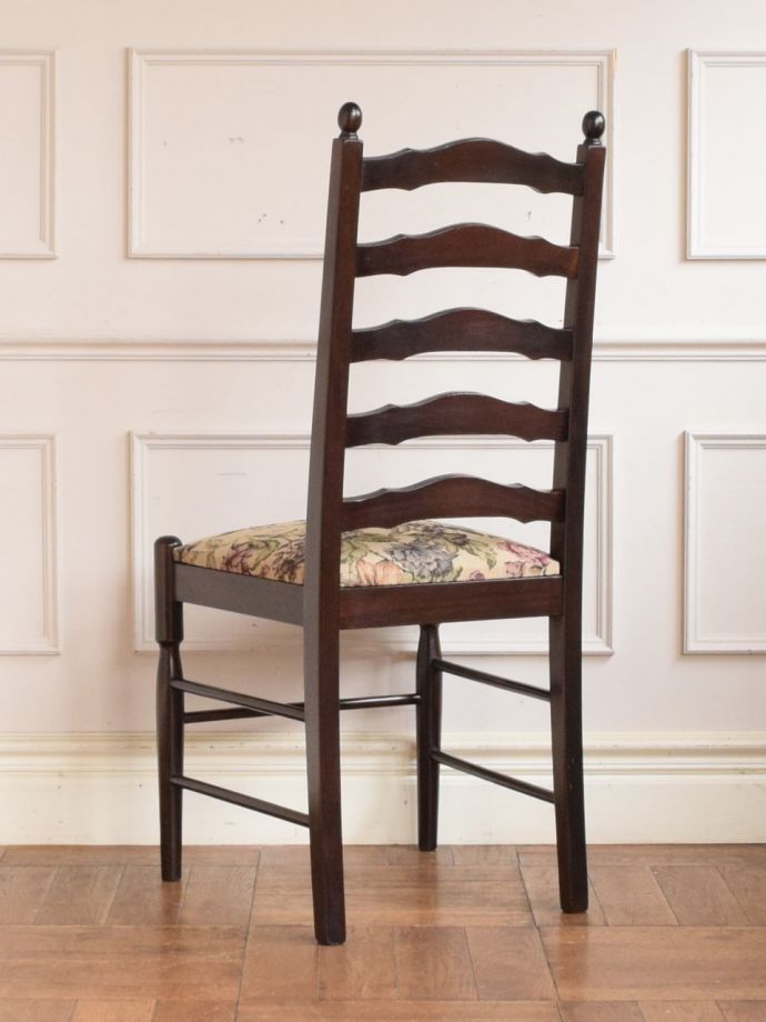 ビンテージチェアの後ろ姿