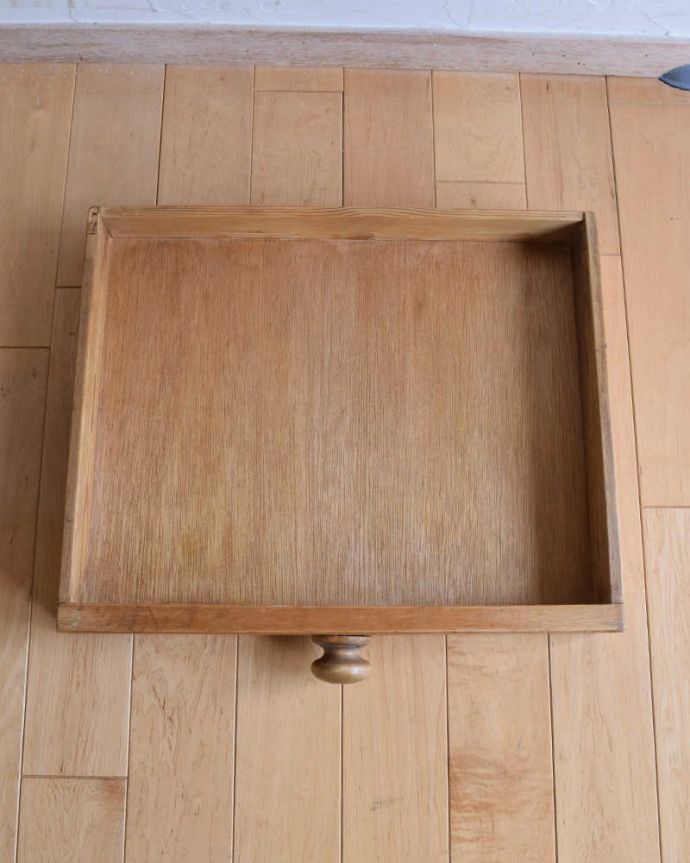 アンティークのテーブル アンティーク家具 パイン材のアンティーク家具、引き出し付きダイニングテーブル。引き出しの中も、もちろんキレイです。(k-1831-f)