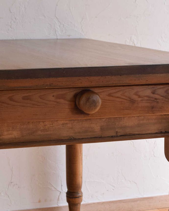アンティークのテーブル アンティーク家具 パイン材のアンティーク家具、引き出し付きダイニングテーブル。引き出しには丸くて可愛い取っ手がついています。(k-1831-f)