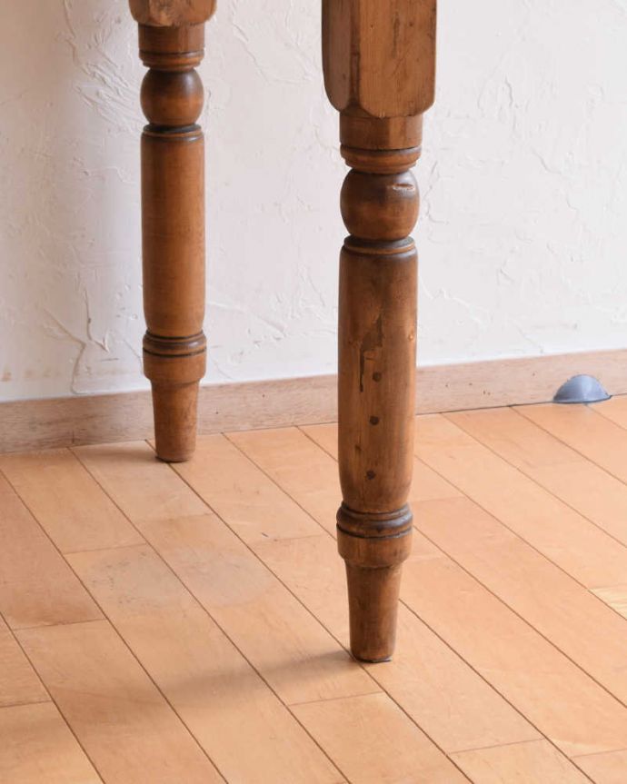 アンティークのテーブル アンティーク家具 パイン材のアンティーク家具、引き出し付きダイニングテーブル。持ち上げなくても移動できます!Handleのアンティークは、脚の裏にフェルトキーパーをお付けしていますので、床を滑らせて簡単に移動が出来ます。(k-1831-f)