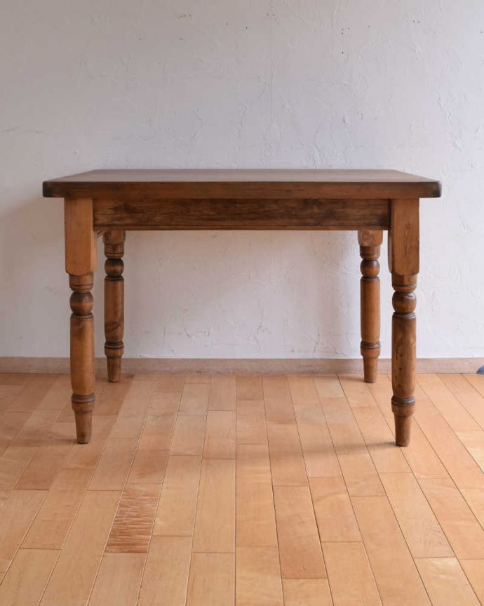 アンティークのテーブル アンティーク家具 パイン材のアンティーク家具、引き出し付きダイニングテーブル。横から見てみると・・・テーブルを横から見るとこんな感じ。(k-1831-f)