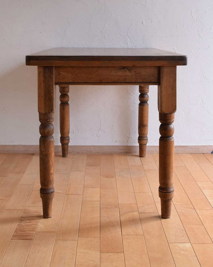 アンティークのテーブル アンティーク家具 パイン材のアンティーク家具、引き出し付きダイニングテーブル。こっち側もキレイです!アンティークは新品ではないので、もちろん経年変化によるキズはありますが、専門の職人がきちんとお直しをしているので、ぐるっと360度どの角度から見てもキレイです。(k-1831-f)