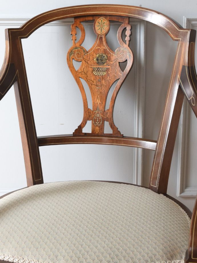 背もたれが美しいアンティークの椅子