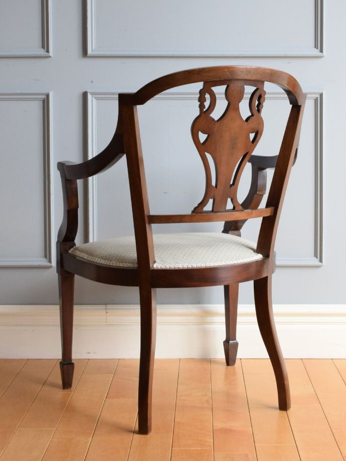 アンティークのサロンチェアの後ろ姿