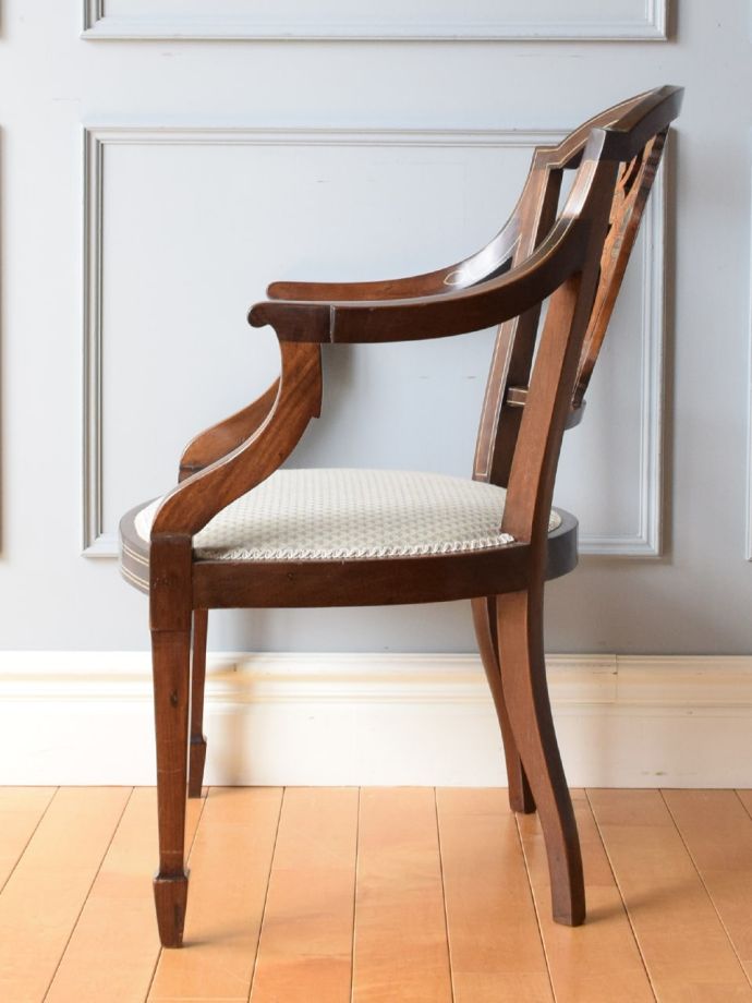 アンティークの椅子の側面