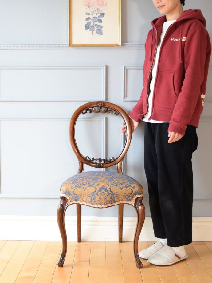 アンティークのバルーンバックチェア