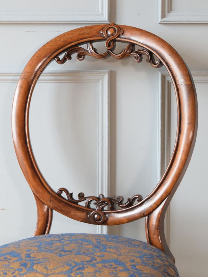 背もたれが美しいアンティークの椅子