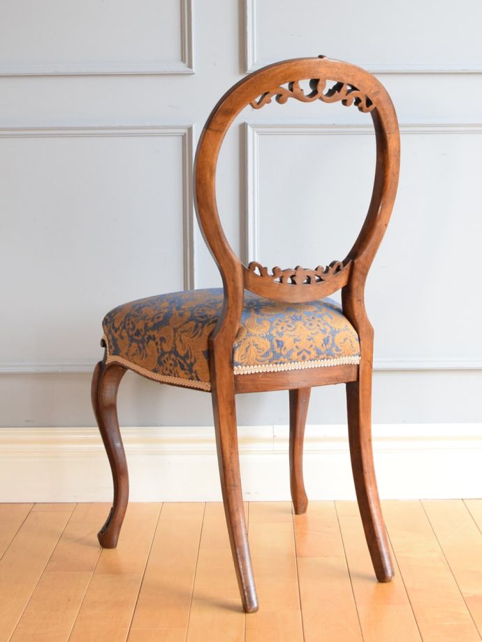 アンティークのサロンチェアの後ろ姿