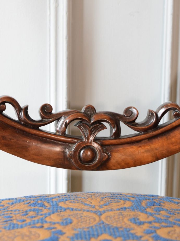 アンティークの椅子の華やかな装飾