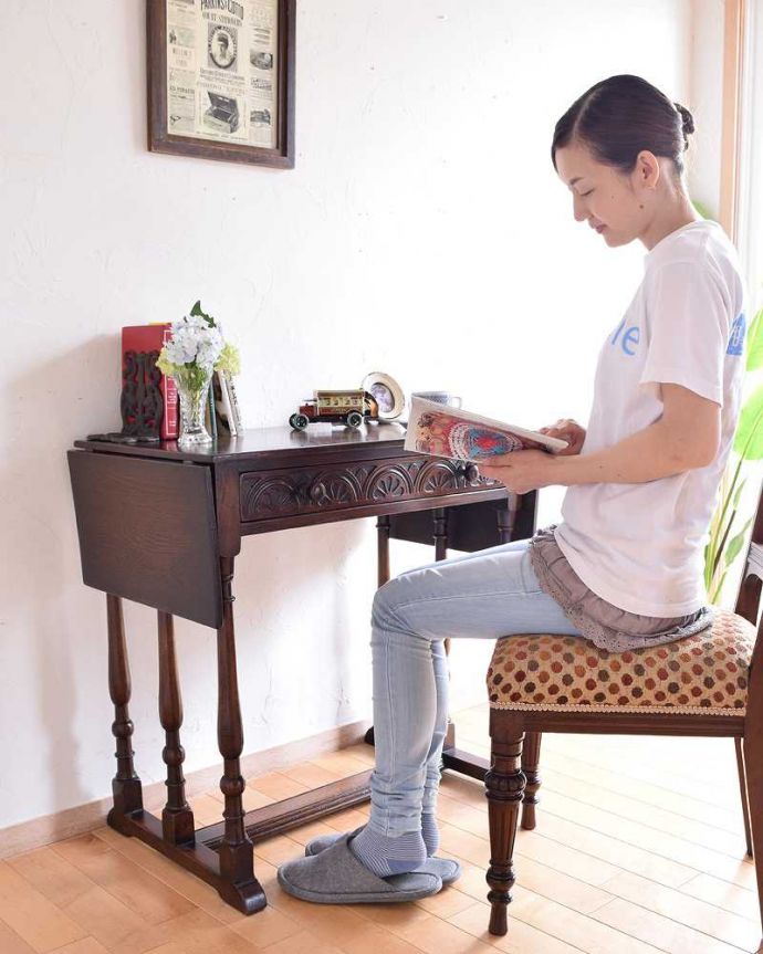 アンティークのテーブル アンティーク家具 玄関で使える優雅な英国アンティーク家具、引出し付きのホールテーブル。自分だけのちょっと贅沢な時間大人のデスクは、座るだけで自分だけの時間を作ってくれるから、毎日にちょっとだけ「贅沢」な時間をプラスしてくれます。(k-1833-f)