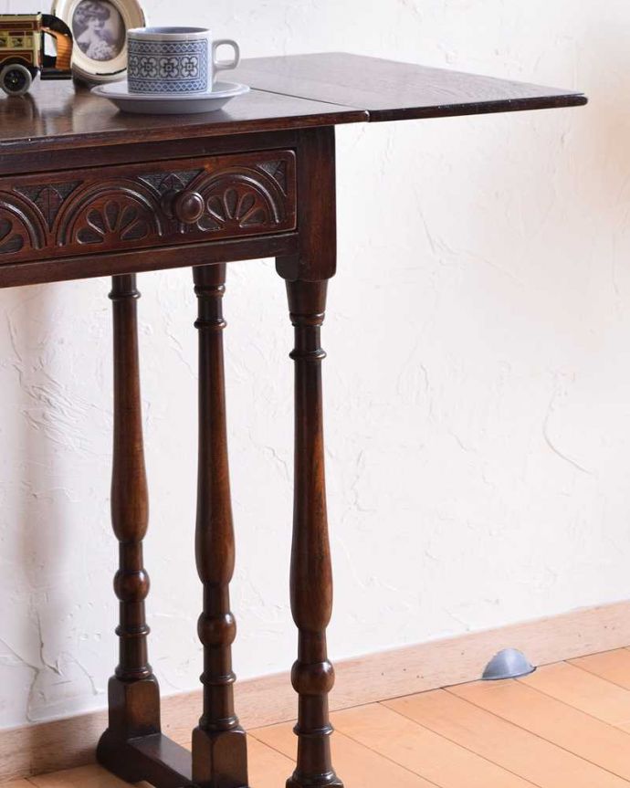 アンティークのテーブル アンティーク家具 玄関で使える優雅な英国アンティーク家具、引出し付きのホールテーブル。めずらしい形のデスクを使ってさらに贅沢に実用的に使われるための家具も、アンティークだと遊び心たっぷりの美しさ。(k-1833-f)