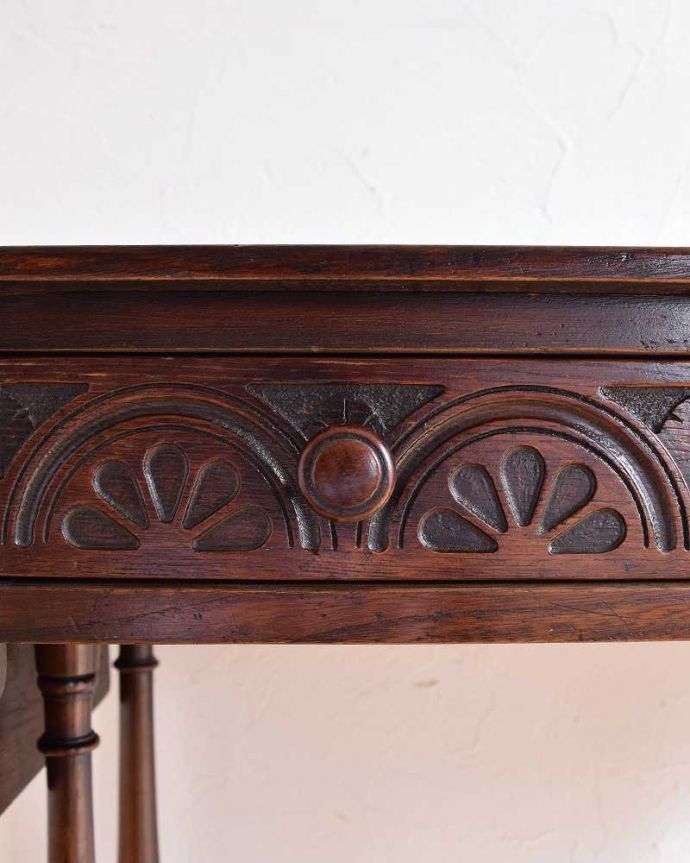 アンティークのテーブル アンティーク家具 玄関で使える優雅な英国アンティーク家具、引出し付きのホールテーブル。アンティークらしい取っ手アンティークらしいデザインの取っ手を、そっと引っ張って開けるたびに、宝箱を開けている気分です。(k-1833-f)