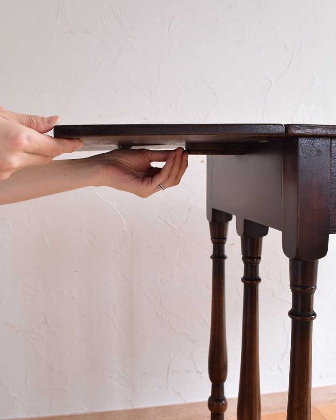 アンティークのテーブル アンティーク家具 玄関で使える優雅な英国アンティーク家具、引出し付きのホールテーブル。あっという間にサイズ変更OK!天板を持ち上げてバーを出すだけで、簡単にサイズが変えれます。(k-1833-f)