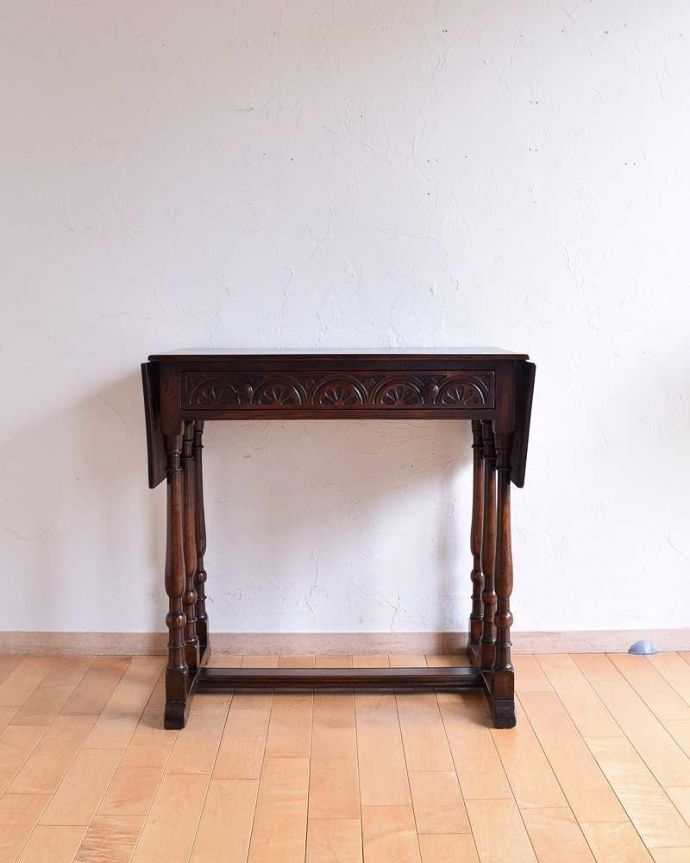 アンティークのテーブル アンティーク家具 玄関で使える優雅な英国アンティーク家具、引出し付きのホールテーブル。>リーフを畳むと・・・天板の両側のリーフを畳むと意外にコンパクト。(k-1833-f)