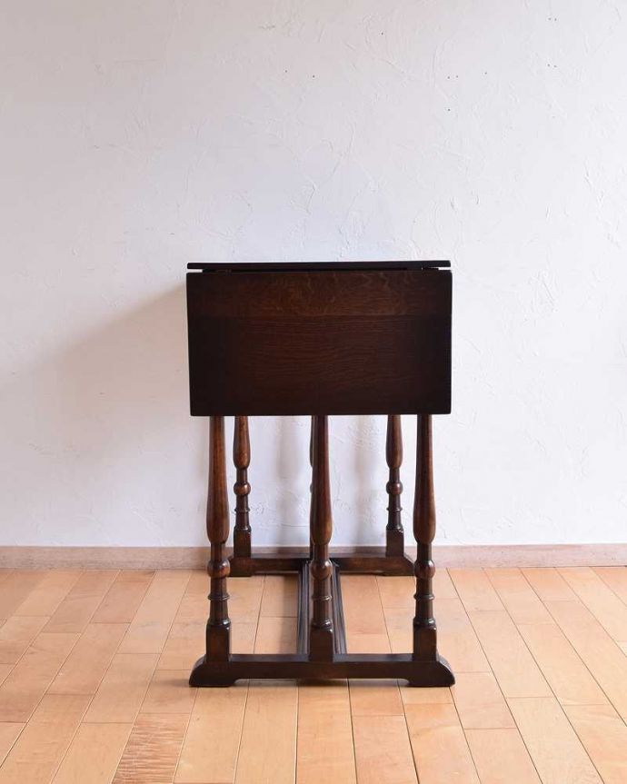 アンティークのテーブル アンティーク家具 玄関で使える優雅な英国アンティーク家具、引出し付きのホールテーブル。天板を畳むとこんな感じ閉じたときは、天板の木目が見えるので、この状態でもインテリアとしてかなり素敵です!。(k-1833-f)