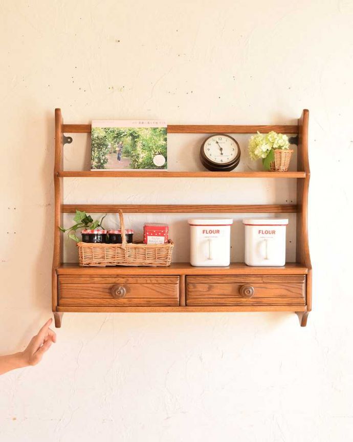 ウォールシェルフ・ウォールハンガー　アンティーク家具　北欧スタイルの収納つきヴィンテージのウォールシェルフ（プレートラック）。壁をオシャレにしてくれる実用的なシェルフ壁に付けてモノを乗せるだけで実用的に使えちゃう小さな家具は、壁からお部屋の中をオシャレに彩ってくれます。(k-1834-f)