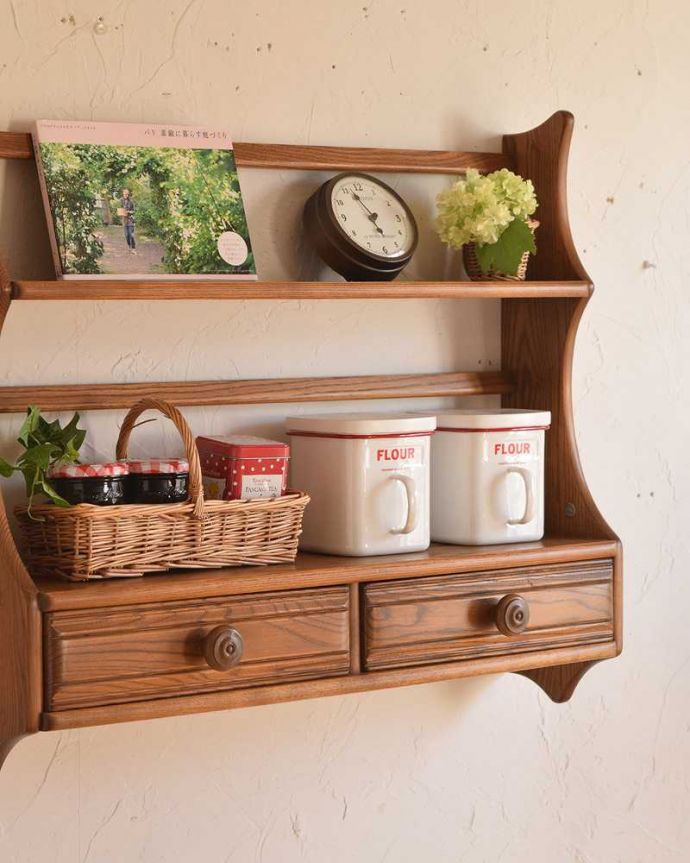ウォールシェルフ・ウォールハンガー　アンティーク家具　北欧スタイルの収納つきヴィンテージのウォールシェルフ（プレートラック）。壁のオシャレを楽しみましょう壁に取り付けるだけでなんだかワクワクしちゃう可愛らしさ。(k-1834-f)