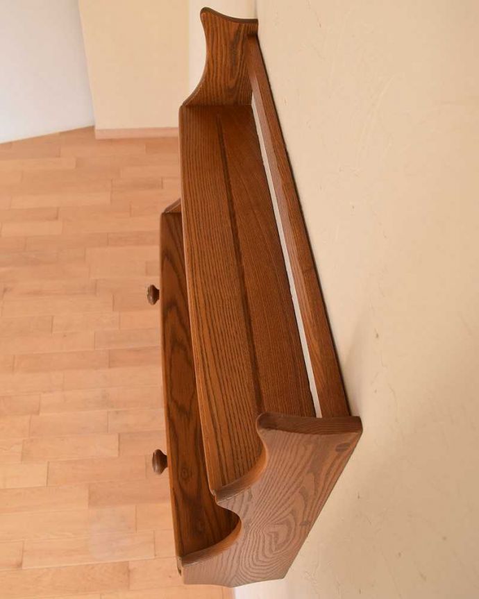 ウォールシェルフ・ウォールハンガー　アンティーク家具　北欧スタイルの収納つきヴィンテージのウォールシェルフ（プレートラック）。上から見ると天板もこんな感じで、きちんと仕上げました。(k-1834-f)