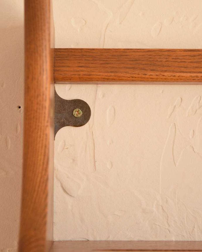 ウォールシェルフ・ウォールハンガー　アンティーク家具　北欧スタイルの収納つきヴィンテージのウォールシェルフ（プレートラック）。壁に取り付け出来ます。(k-1834-f)