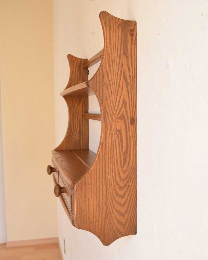 ウォールシェルフ・ウォールハンガー　アンティーク家具　北欧スタイルの収納つきヴィンテージのウォールシェルフ（プレートラック）。横から見ると、こんなデザインですもちろん横顔だってキレイ！どこから見ても壁に映えてまるで絵のような雰囲気です。(k-1834-f)