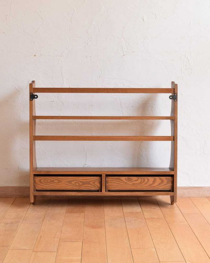 ウォールシェルフ・ウォールハンガー　アンティーク家具　北欧スタイルの収納つきヴィンテージのウォールシェルフ（プレートラック）。後ろ側を見てみると･･･アンティークは新品ではないので、もちろん経年変化によるキズはありますが、壁に付ける部分も職人がキレイに修復したので、安心してお使いください。(k-1834-f)