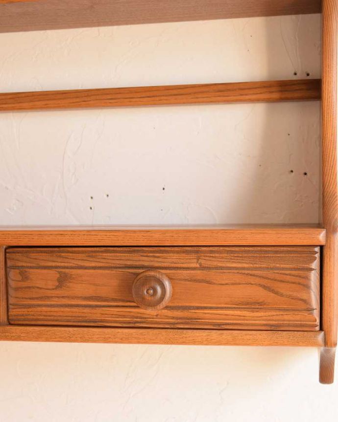 ウォールシェルフ・ウォールハンガー　アンティーク家具　北欧スタイルの収納つきヴィンテージのウォールシェルフ（プレートラック）。味のある木の取っ手。(k-1834-f)